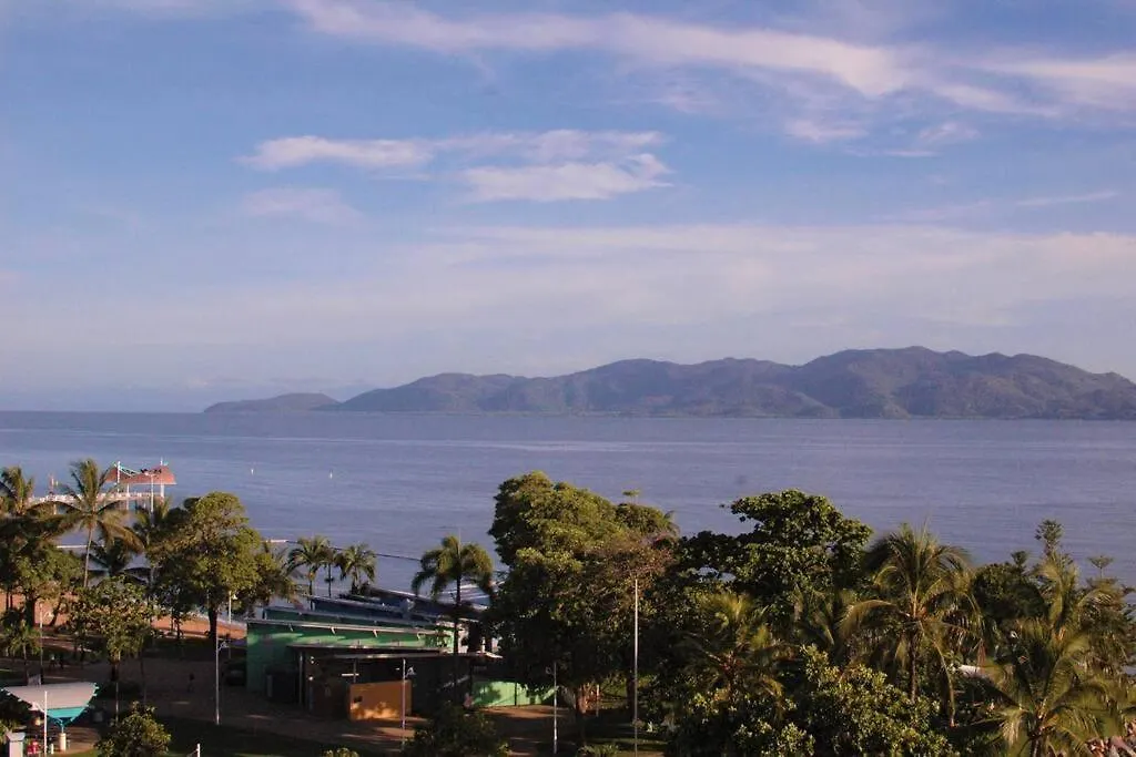 Beautiful Beachfront On The Strand At Aquarius Townsville